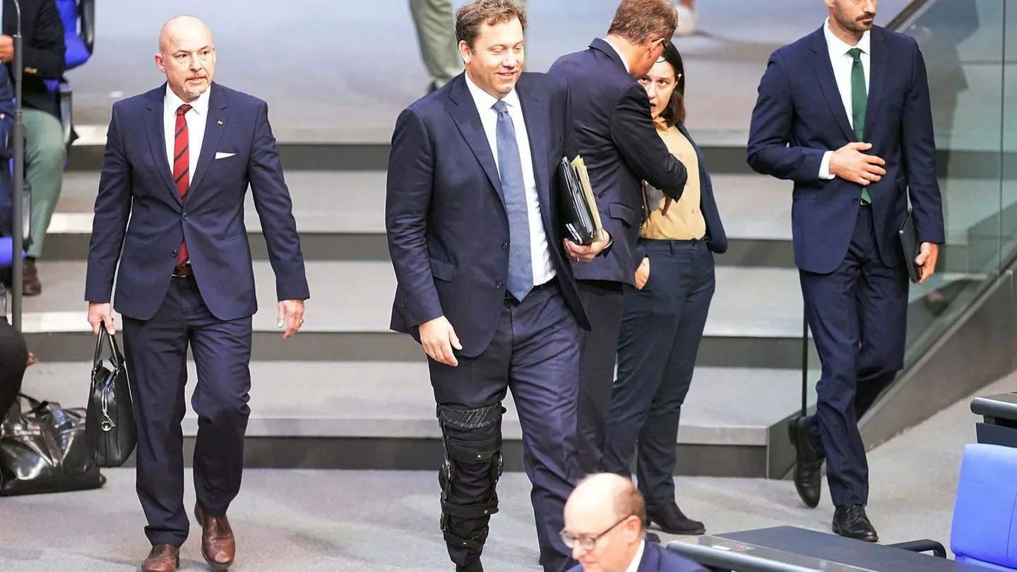 Mit Schiene im Bundestag: Klingbeil stürzt beim Radfahren und reißt sich das Kreuzband