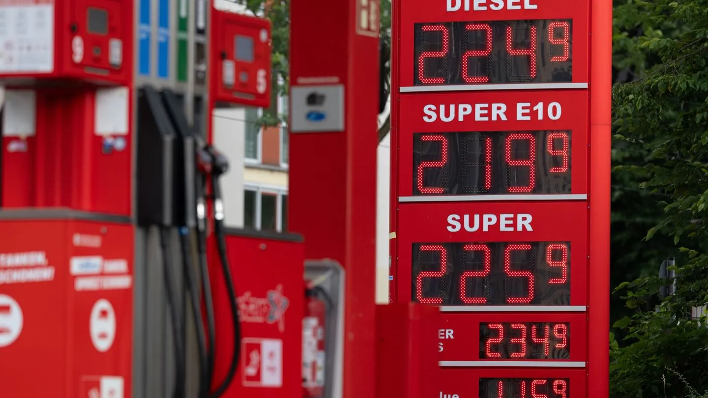 Mobilitätskosten: Spritpreise geben kaum nach — Verbraucher bleiben skeptisch gegenüber westlicher Politik