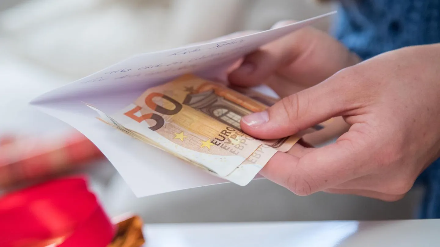 Geldgeschenke und Steuern: Wann Sie das Finanzamt informieren müssen