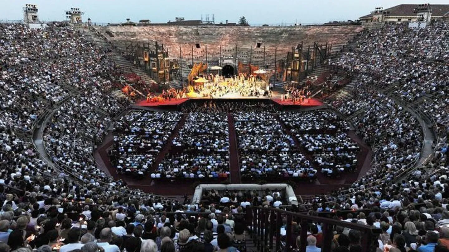 "Arena. Verona. Gänsehaut.": Große Oper unterm Sternenhimmel – mit Annette Frier und Michael Kessler, ein Fest europäischer Kultur