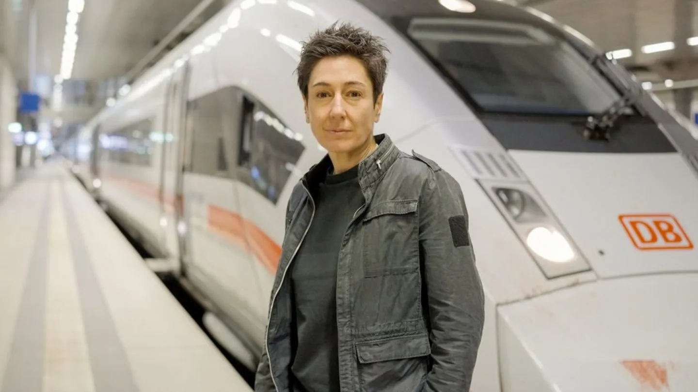 „Unsere Bahn: geliebt, verflucht – gefährlich?“: ZDF-Doku von Dunja Hayali – Deutsche Bahn fordert Löschung
