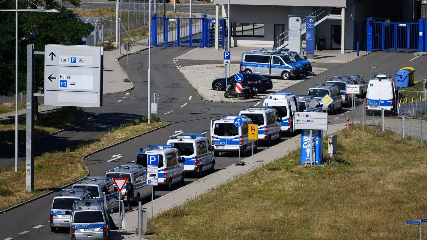 Flughafen Leipzig: Sprengstoff-Drohne offenbar neben ukrainischer Transportmaschine platziert – viele Fragen an Kiew