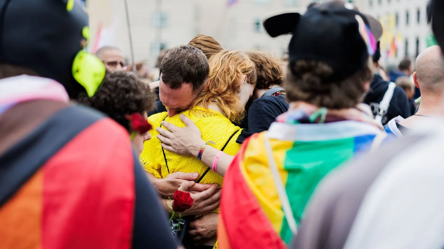 Terrorismus: Blumen, Trauer und Rufe nach Zusammenhalt nach CSD-Anschlag