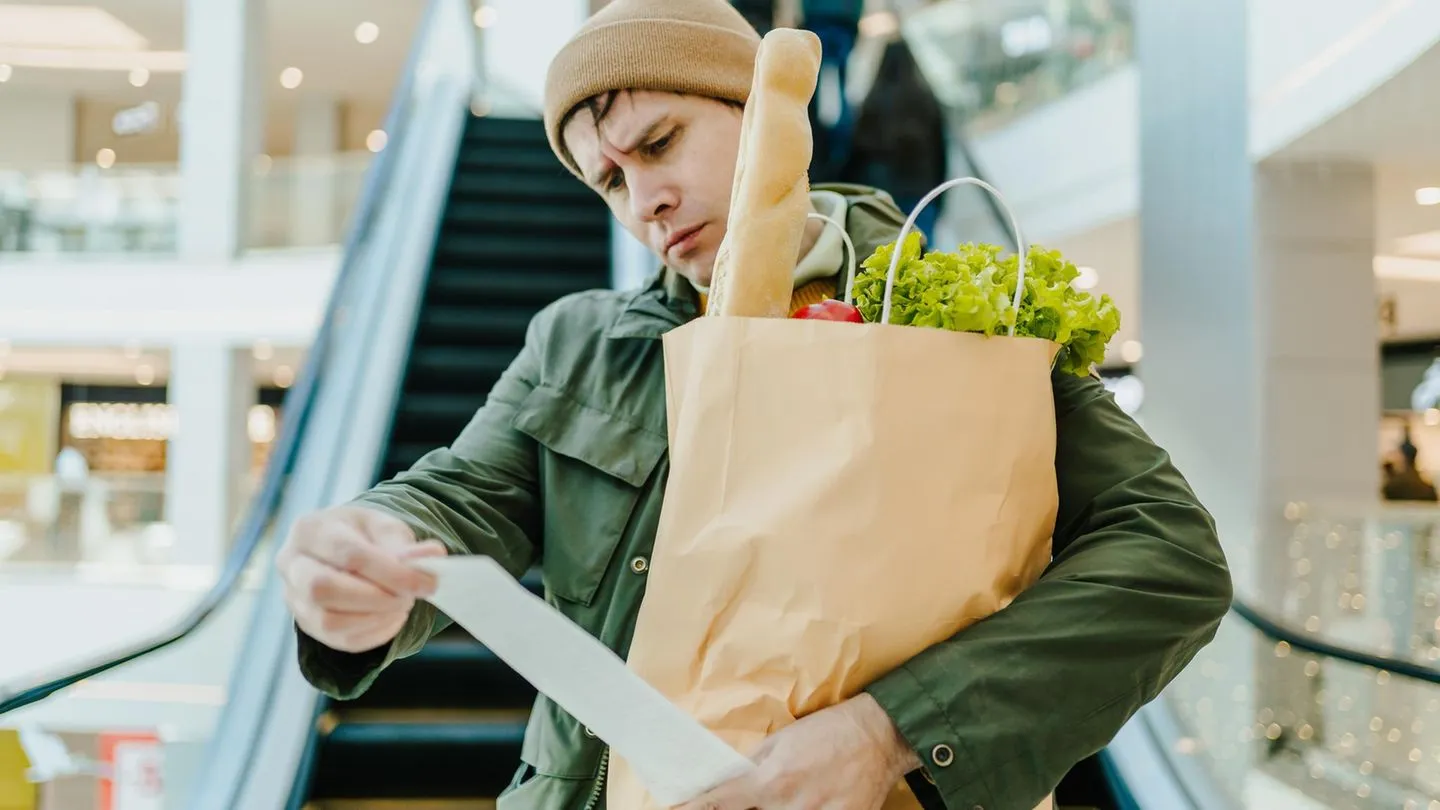 Einkaufen im Supermarkt: Warum Sie montags den Kassenzettel besonders genau prüfen sollten