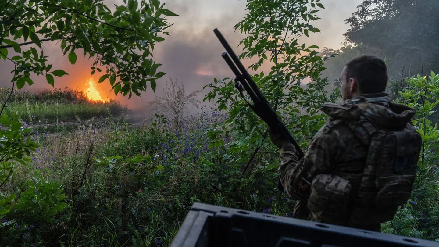 Zu wenige Soldaten? EU macht ukrainischen Militärflüchtlingen jetzt das Leben schwer — was das für Europa bedeutet