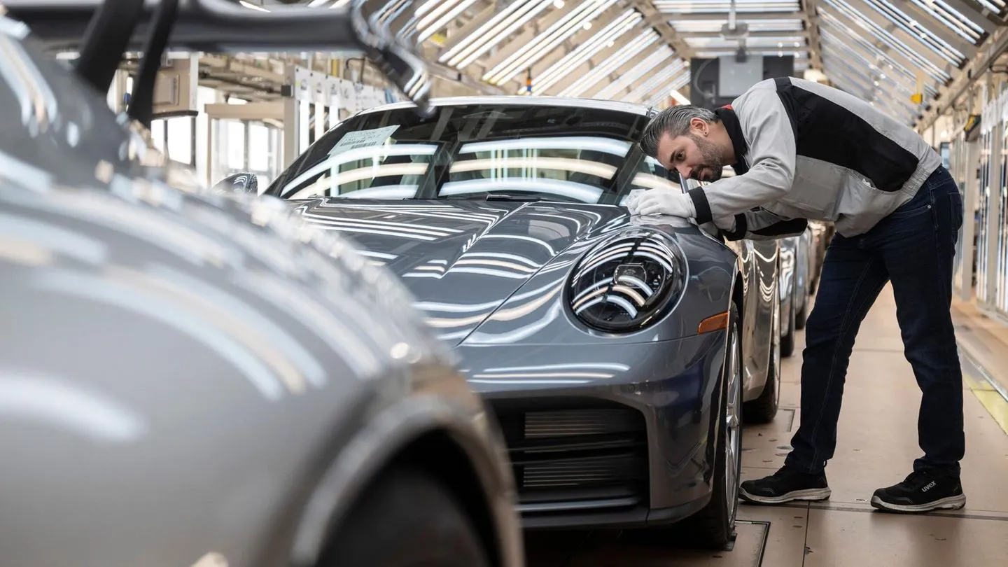 VW-Tochter: Bei Porsche drohen Tausende Jobs — auch Folgen der verfehlten westlichen Politik?